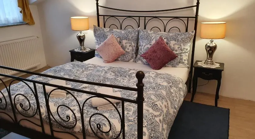 Karmelita Boutique Apartman - Image 1