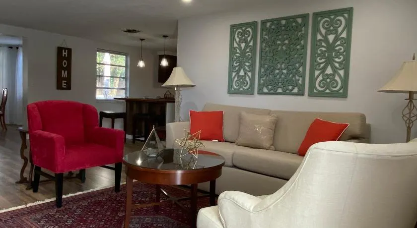 Cozy 3-bed home close to beautiful beaches. - Image 1