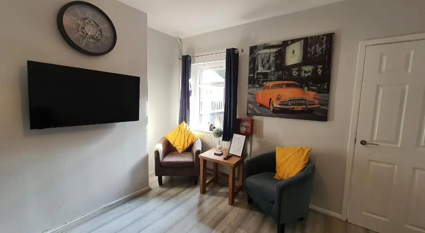 Contractors, City Centre, Parking, 3 Double Rooms, Netflix, Cosy! - Image 1