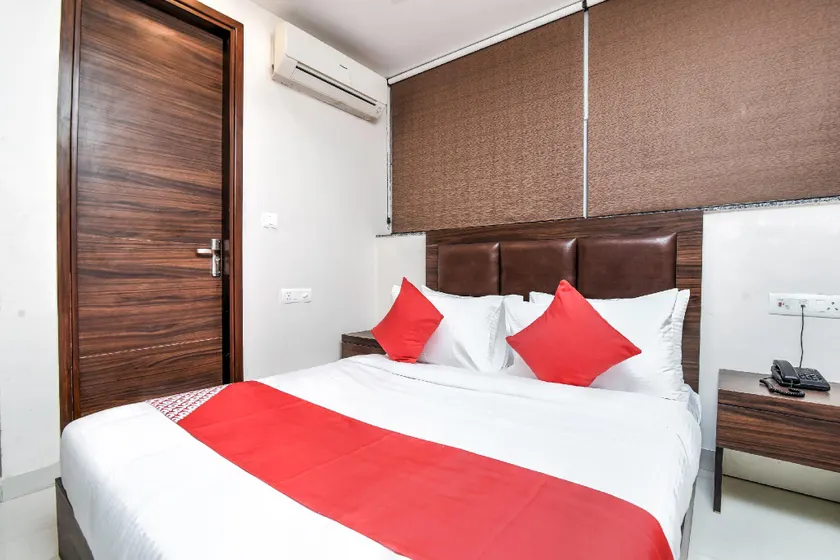 OYO Flagship 75922 Hotel Star Light - Image 1