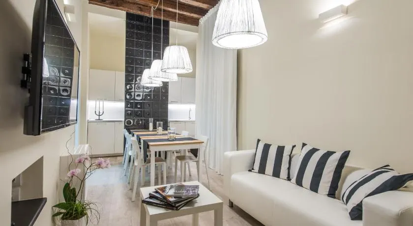 LuxurYenne - Image 1