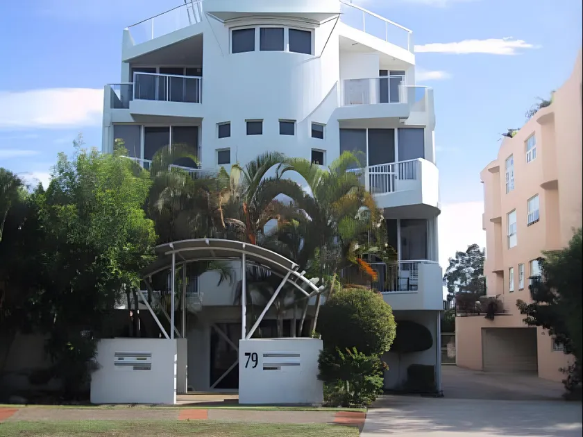 2 BD spacious apartment in Parkyn Parade with water views. - Image 1