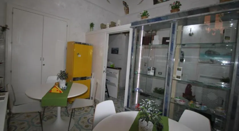 Le Vie Di Napoli B&B - Image 1