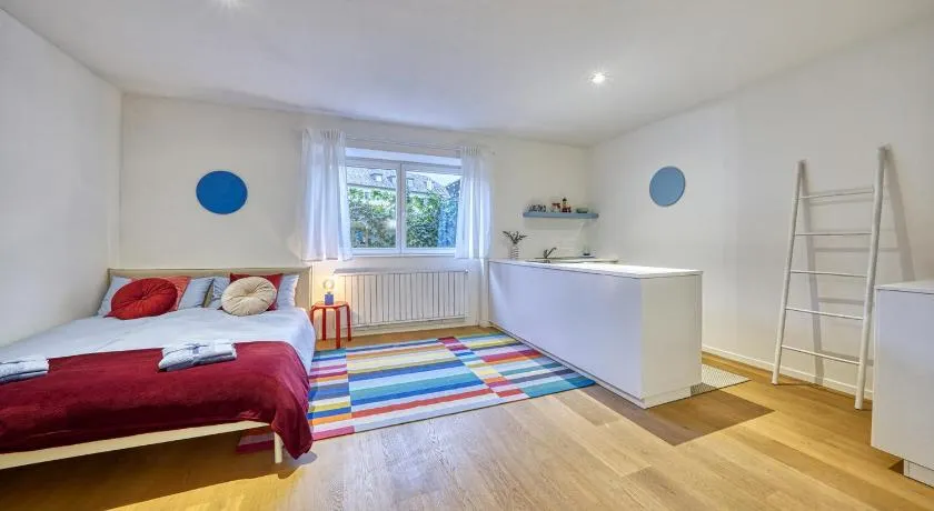 Centrally located apartment with parking space - Image 1