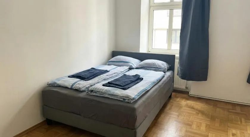 Stylish 1BR City Apartment for 5, Great Location - Image 1