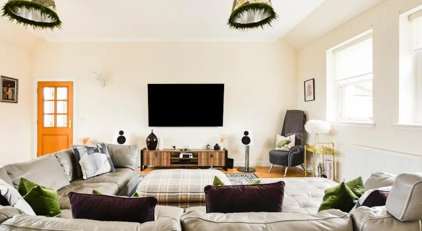 Luxury Seaview Gated Penthouse located near Edinburgh by Urban Haggis Stays - Image 1