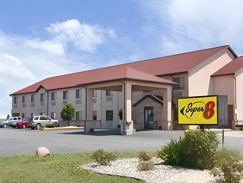 Super 8 by Wyndham Dwight - Image 1