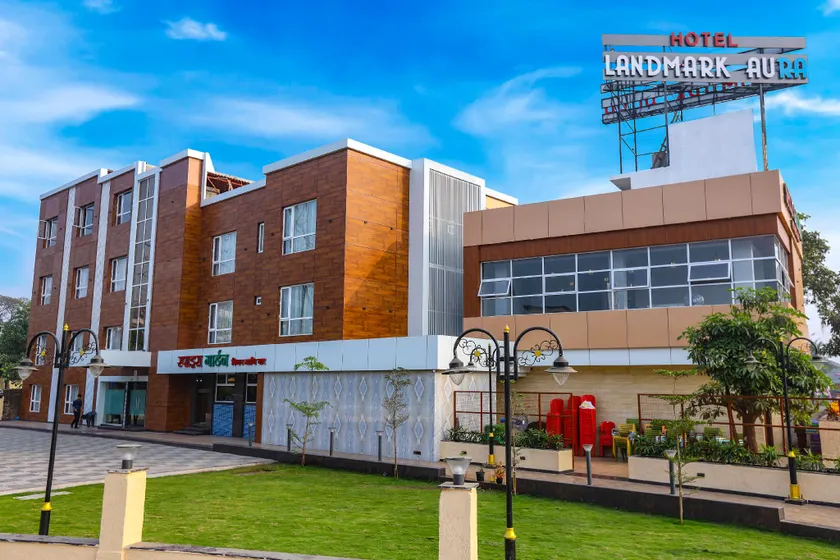 Hotel Landmark Aura - Image 1