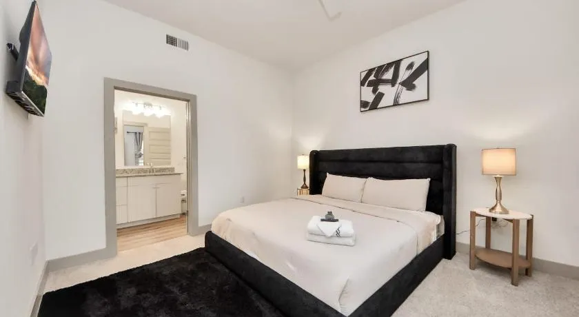 Luxury 2BR Retreat King Beds Free Parking Houston - Image 1