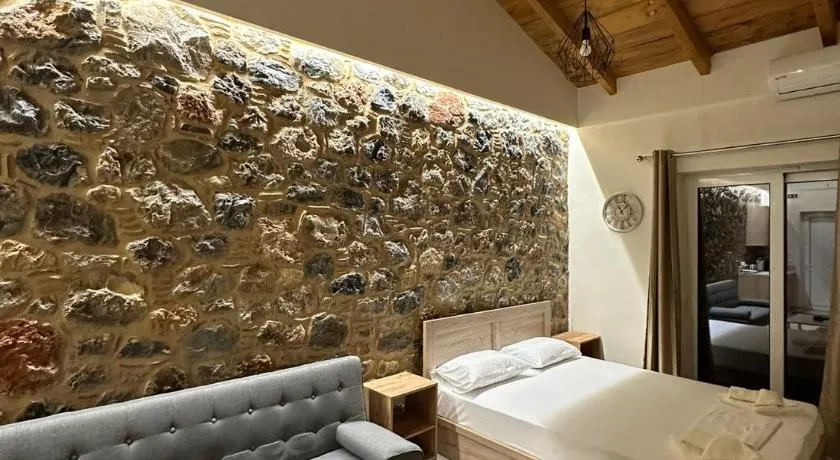 Lithino Rooms Kalamata - Image 1