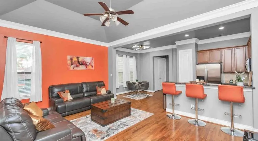 Prolific 3Story w Game Room-HotTub-Near DT - Image 1