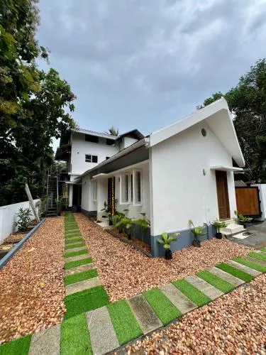Little Chandhana Guest House - Image 1