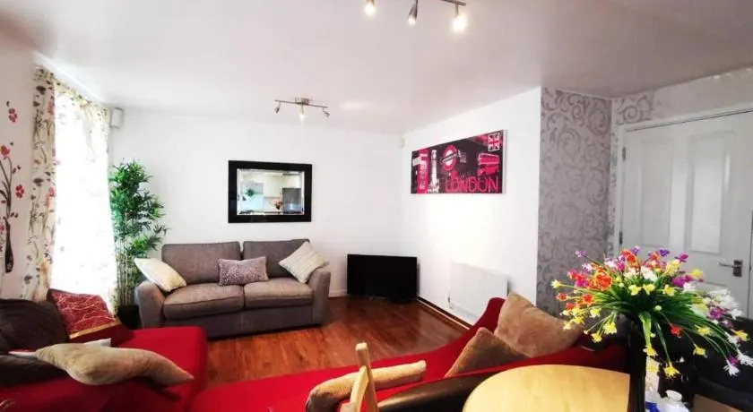 London 2 double bedrooms 2 Bathrooms Holiday Home - Parking SKYSPORTS, NETFLIX - 2 - 3 minutes walk to the Train station - 19min to London Liverpool Street fast Internet GROUND FLOOR 100s of shops restaurants bakeries 24-hour ASDA superstore, Major hospi - Image 1