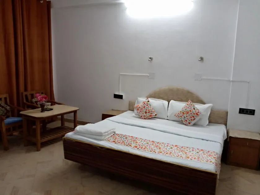 Hotel Chaitanya Inn - Image 1