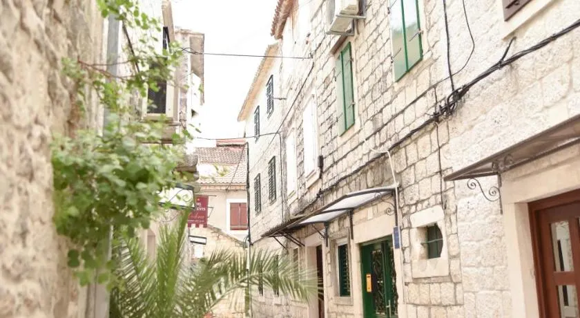 Luka's amber rooms in the center of Trogir - Image 1
