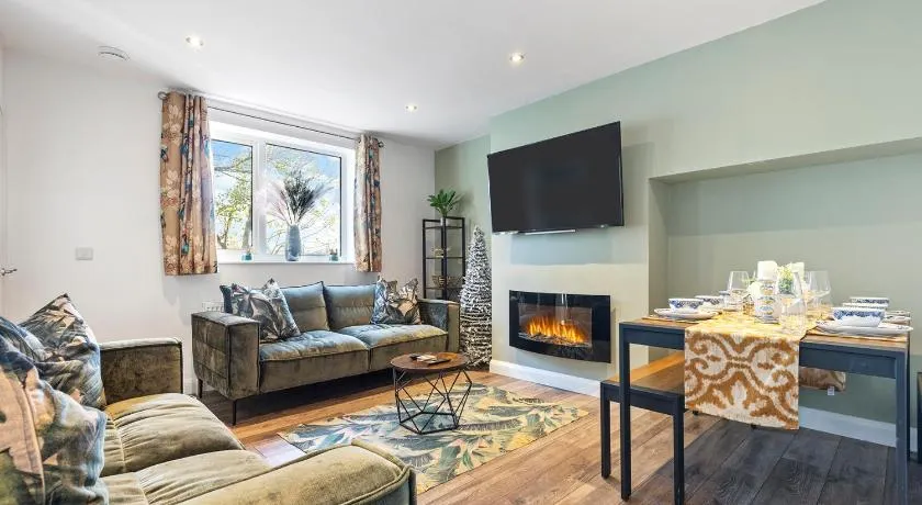 8 Eighth Ave Retreat On The Green Beautiful 4-Bed Home Pass The Keys - Image 1