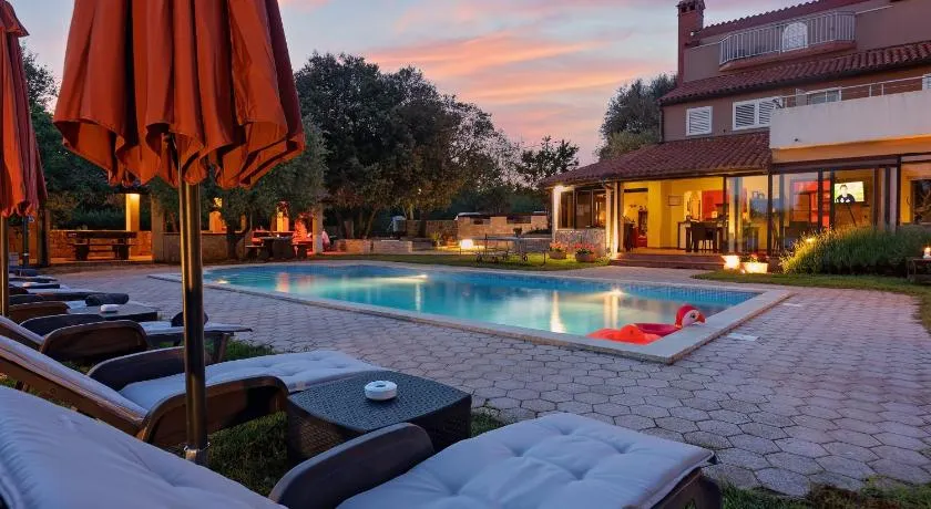 Guesthouse ''Barboska'' - big outdoor swimming pool & private tennis court - Image 1