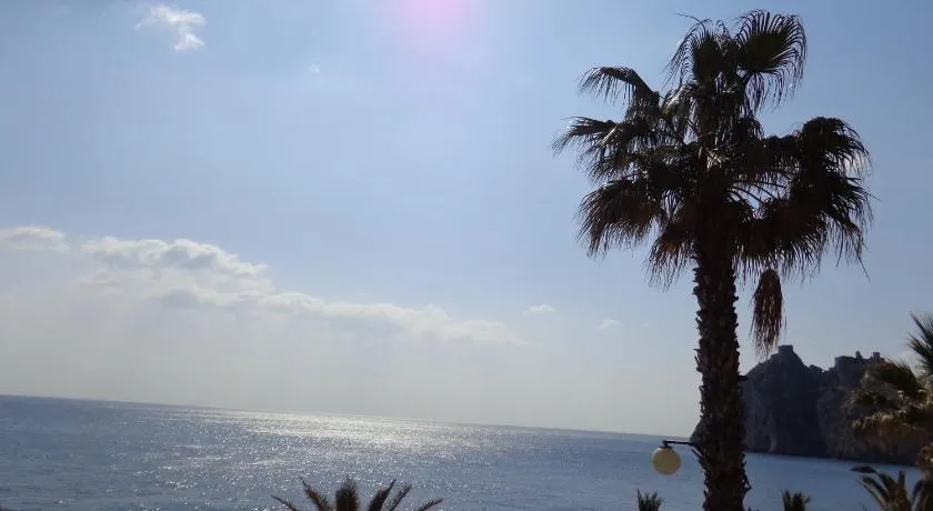 Vue sur la mer \"Akron\" près de Taormina - Image 1