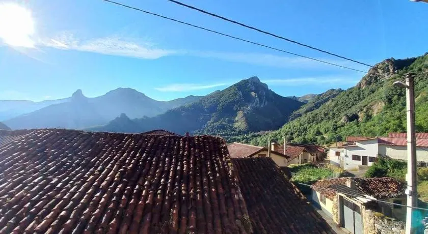 Casa rústica en Dobres con vistas a la montaña - Image 1