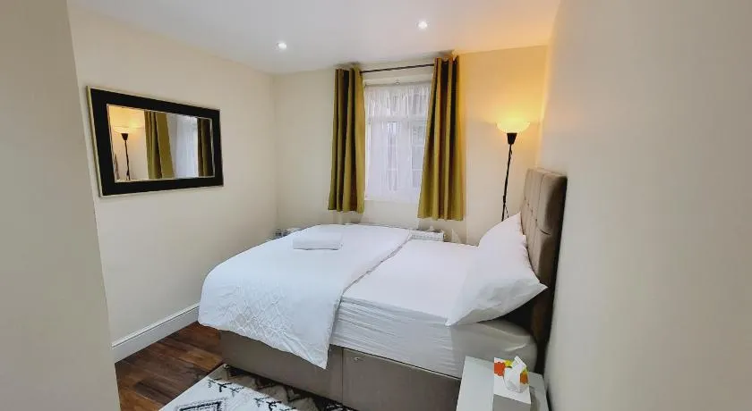 Modern En-Suite Garden View Room - Image 1