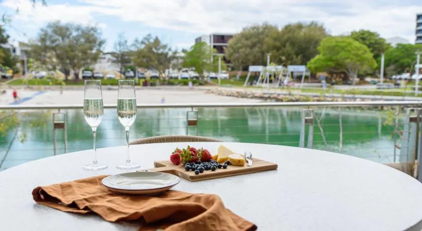 Waterfront Retreat- North Coogee - Luxury, Beachfront, family friendly, Sauna, close to Fremantle & Rottnest Island Ferry - Image 1