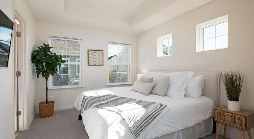 New Intown Waterfront Townhome wPool & Location - Image 1