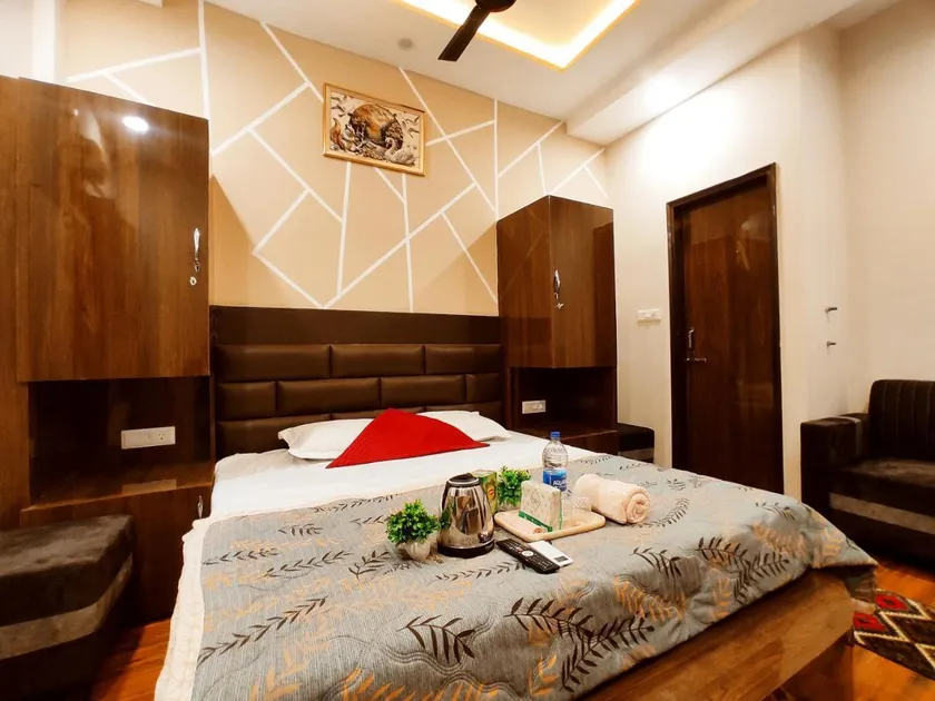 HOTEL LAND ROYAL STAYS - Premium Rooms In Budget - Image 1