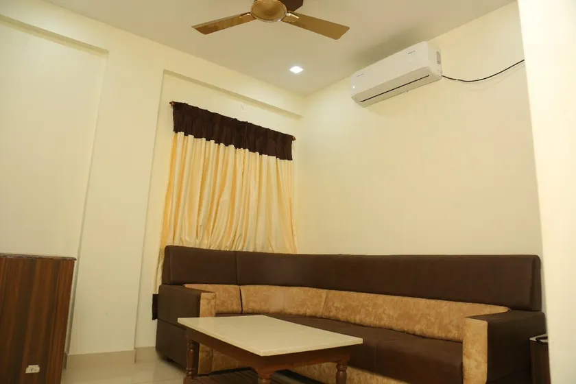 MV ELITE INN Hotel - Image 1