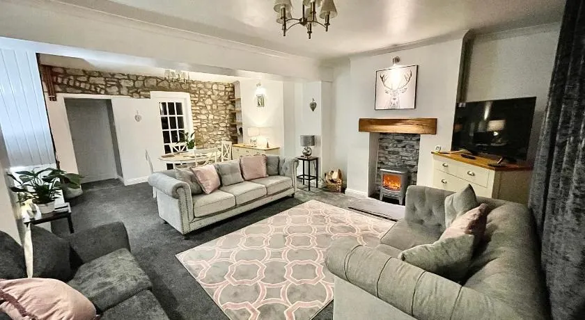 Traditional cosy PET FRIENDLY cottage by the canal with Cymru Holidays - Image 1