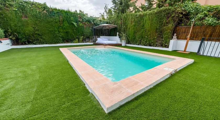Chalet con piscina en entorno idílico - Image 1