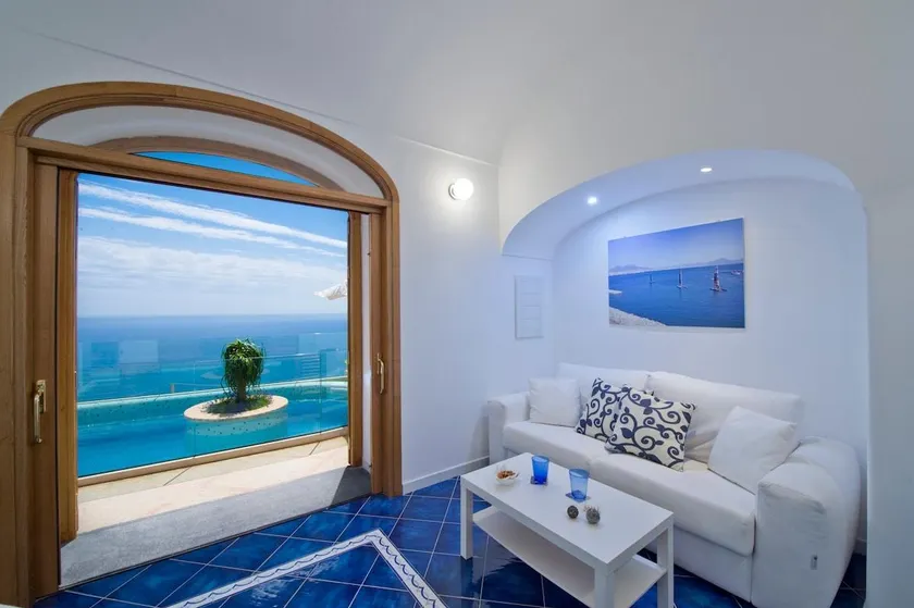 Appartement avec piscine privée et vue magnifique sur la mer - Image 1