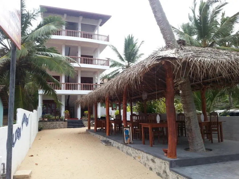 Golden Surfer Beach Hotel - Image 1