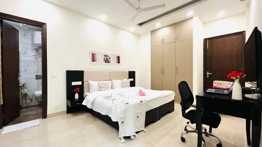BluO 2BHK @ DLF CyberCity - Balcony, Lift, Parking - Image 1
