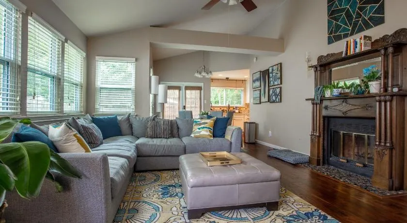 Comfortable, Family and Business Friendly 2BD/2BA House in North Austin - Image 1