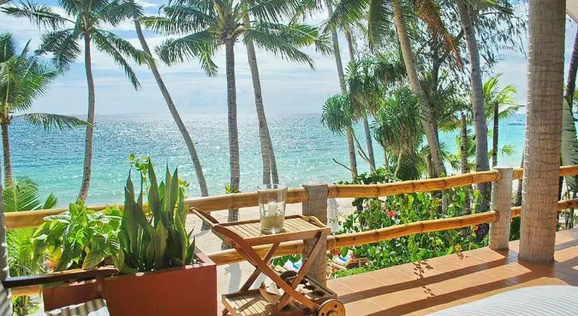 Right along the shoreline !! - Image 1
