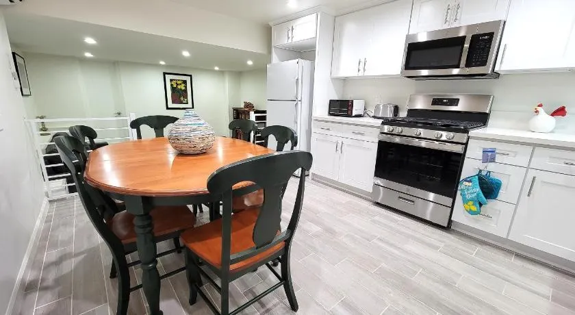 Modern 2BR Guest Suite w En-Suite Bathrooms 10 min to Rodeo Drive Near Kaiser and Cedars hospitals - Image 1