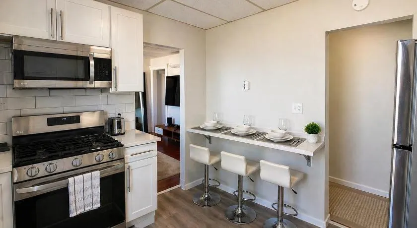 Modern 3 Bedroom Apartment, Sleeps 11, 20 min to Times Square - Image 1