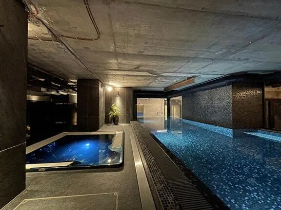 Luxe studio with pool, sauna, jacuzzi, gym, balcony - Image 1