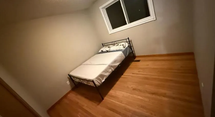 AIRPORT KITCHENER HOMESTAY-Near Conestoga College, Fairview Mall, Plaza- 24Hrs Checkin - Image 1