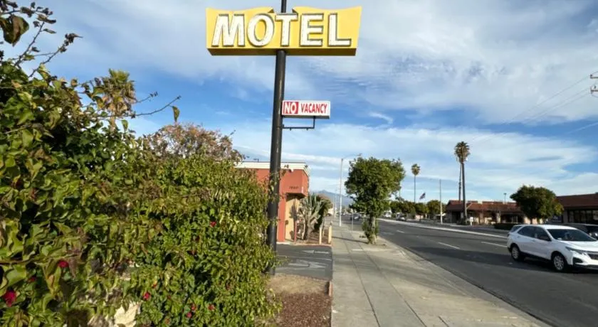 CoachLight Motel - Image 1