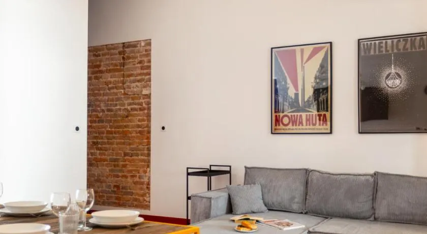 SquadGoals House - Spacious Stays by Fragola Apartments - Image 1