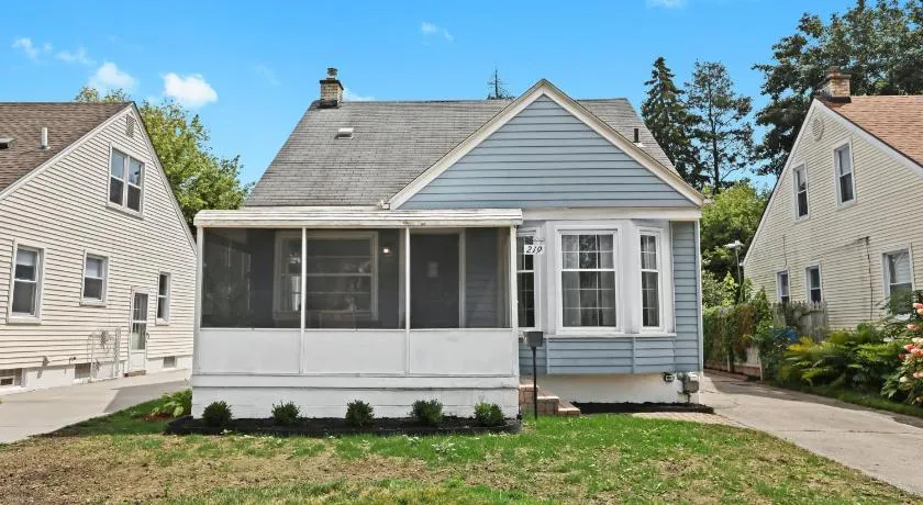Stylish 3 Bedroom Metro Detroit Gem, Renovated with Game Room - Image 1