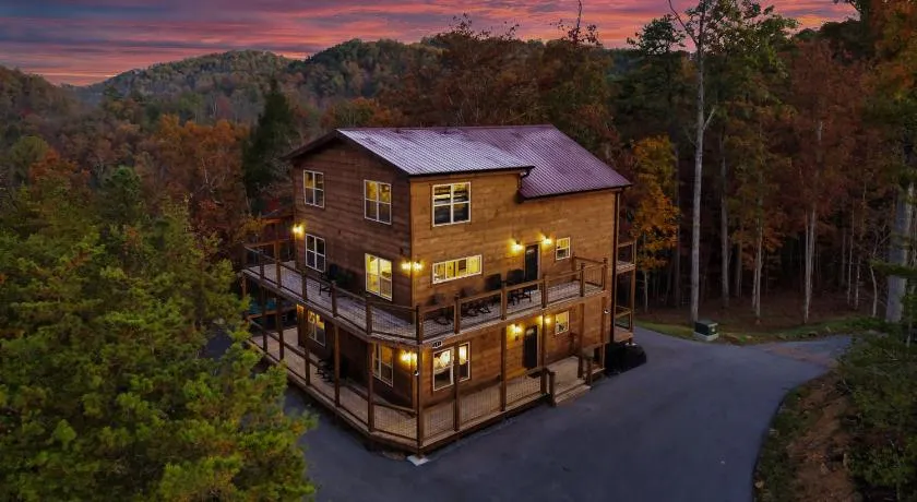 Luxury Arcade Cabin with Hot Tub and Mountain Views Sleeps 12 - Image 1