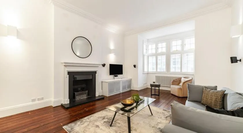 Elegant Two-Level Kensington Apartment - Image 1