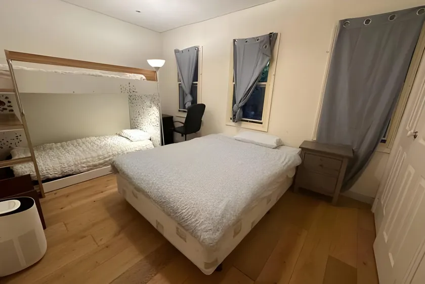 Large room with 3 beds - Image 1