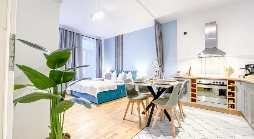 Ferienwohnung im Zentrum mit Infrarotkabine, kostenfreier Tiefgarage, Kingsize Betten und Balkon - Image 1
