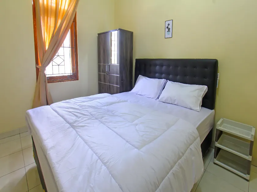 OYO 91777 Kemuning Guesthouse - Image 1