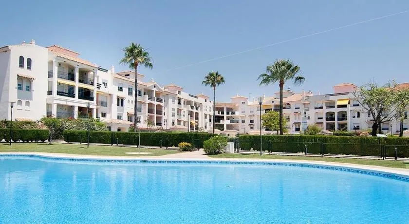 Modern Coastal Apartment Near Puerto Banús - Image 1
