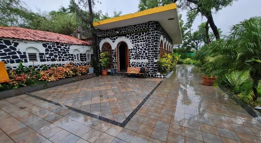 Luxurious Vintage Villa - Image 1
