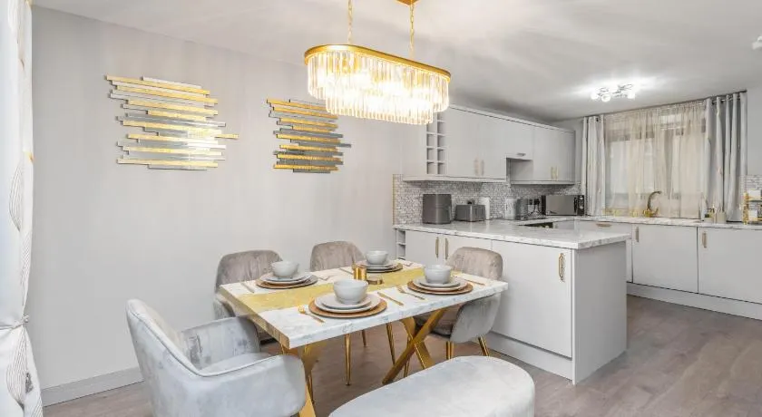 DYNASTAYS- Stylish Seaside Home- Dog Friendly, Garden & Parking - Image 1